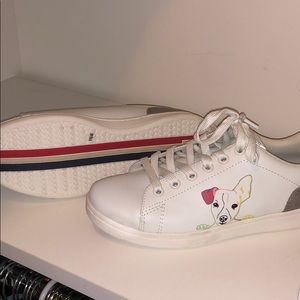 Brand new Ellen Degeners’ sneakers